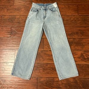 LIGHT WASH JEANS